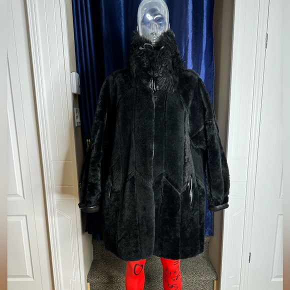 Reversible shearling coat - Picture 8 of 9